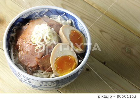 キャベツの千切りに味玉、ネギがトッピングされた湯気立つ焼豚丼を俯瞰で撮影 キャベツの千切りに味玉、ネギがトッピングされた湯気立つ焼豚丼を俯瞰で撮影 80501152