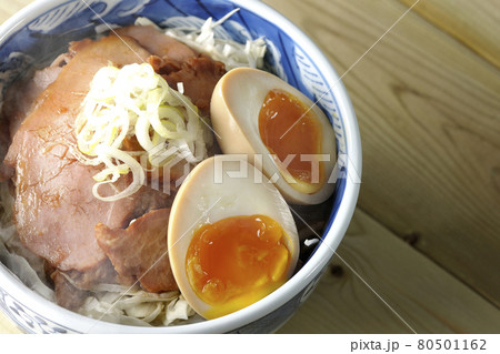 キャベツの千切りに味玉、ネギがトッピングされた湯気立つ焼豚丼を俯瞰で撮影 キャベツの千切りに味玉、ネギがトッピングされた湯気立つ焼豚丼を俯瞰で撮影 80501162