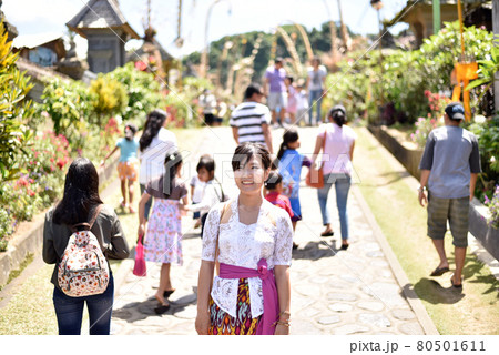 インドネシア バリ島を観光している日本人旅行者の女性 インドネシア バリ島を観光している日本人旅行者の女性 80501611