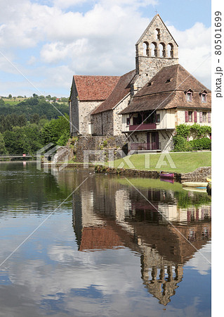 Beaulieu sur Dordogne and the chapel of Penitents along the Dordogne river, France Beaulieu sur Dordogne and the chapel of Penitents along the Dordogne river, France 80501699