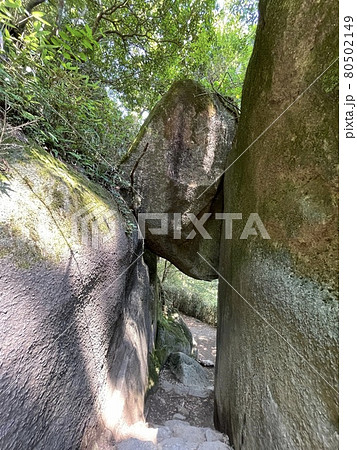 茨城県の筑波山の白雲橋コースの弁慶の七戻りの岩 80502149