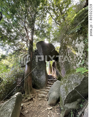 茨城県の筑波山の白雲橋コースの弁慶の七戻りの岩 茨城県の筑波山の白雲橋コースの弁慶の七戻りの岩 80502159