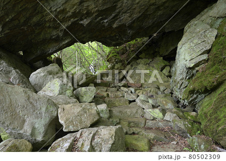 くぐり岩 おおくら滝遊歩道(岐阜県高山市清見町) くぐり岩 おおくら滝遊歩道(岐阜県高山市清見町) 80502309