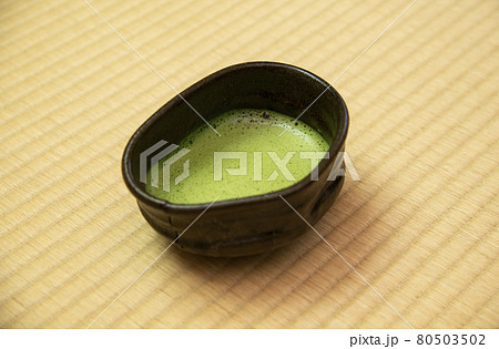 美しく淡い緑で細かく泡立った抹茶 美しく淡い緑で細かく泡立った抹茶 80503502