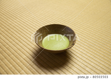 美しく淡い緑で細かく泡立った抹茶 美しく淡い緑で細かく泡立った抹茶 80503503