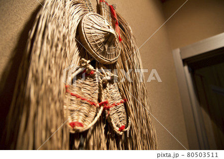 昔ながらの雨具 藁蓑(わらみの)の写真素材 [80503511] - PIXTA