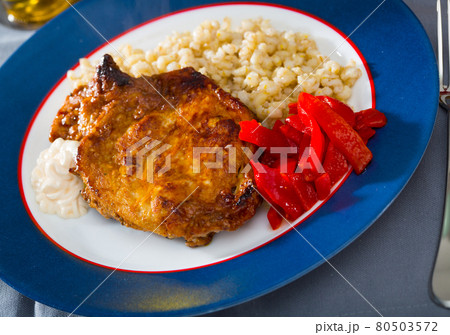 Beef steak and pearl barley with red bell pepper 80503572