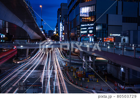 東京夜景　車のライトの光跡と渋谷の夜景 80503729
