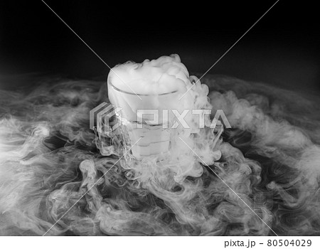 ドライアイスの煙 80504029