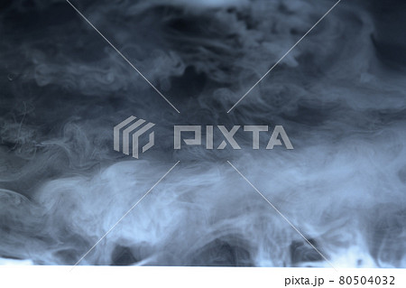 ドライアイスの煙 80504032