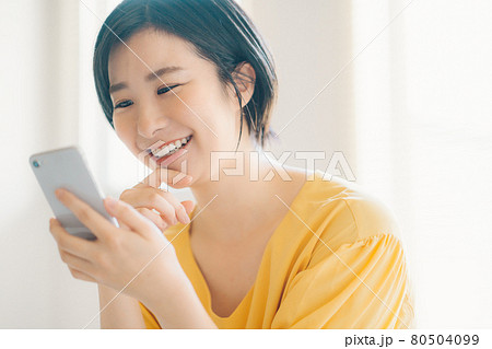 スマートフォンを見る女性 スマートフォンを見る女性 80504099