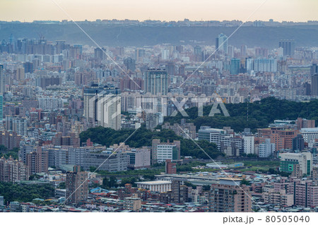 Sunset high angle view of the cityscape form Wenshan District 80505040