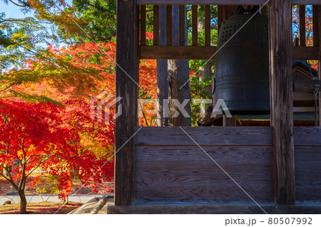 世界遺産平泉の秋　紅葉の毛越寺　鐘と紅葉 80507992