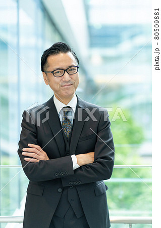 ミドルのビジネスマン オフィス   撮影協力 : LINK FOREST 80509881