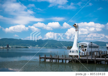 初夏の諏訪湖と遊覧船 80510410