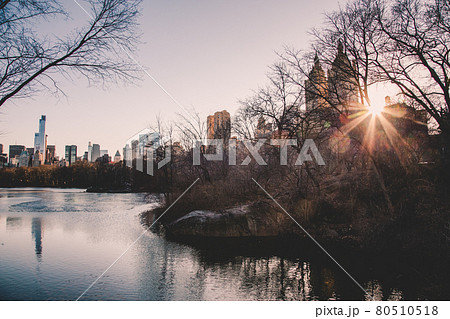 New York City, Central Park with Jacqueline Kennedy Onassis Reservoir. 80510518