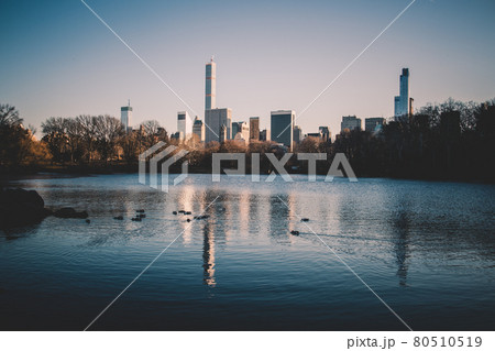 New York City, Central Park with Jacqueline Kennedy Onassis Reservoir. 80510519