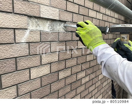 外壁に残った既存タイルを削り作業 外壁に残った既存タイルを削り作業 80510984