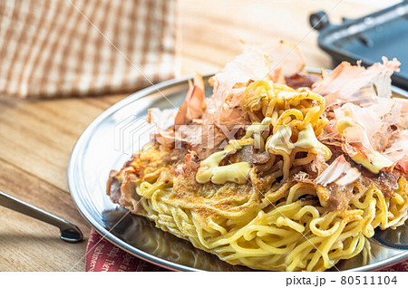 アルミ皿の上のモダン焼き アルミ皿の上のモダン焼き 80511104