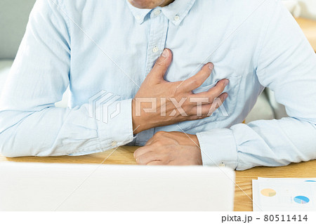 胸を押さえる中高年男性 80511414