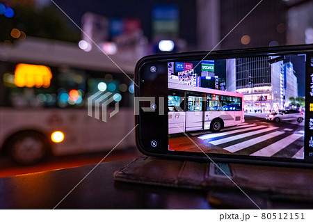 渋谷交差点　スマホ越しに撮影　 80512151