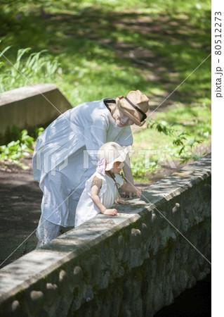 橋から川をのぞく親子 橋から川をのぞく親子 80512273
