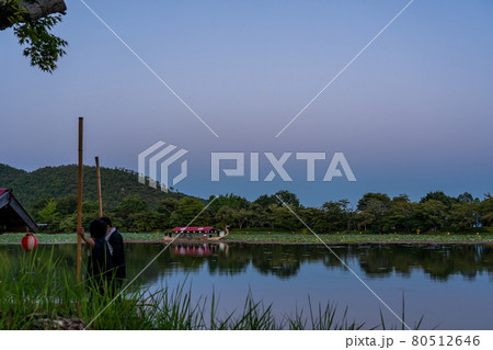 京都府京都市 大覚寺の観月の夕べで大沢池に浮かぶ龍頭鷁首舟の遊覧船 