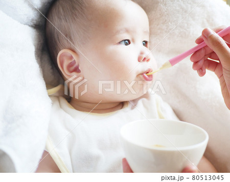 離乳食を食べるハーフの赤ちゃん 80513045