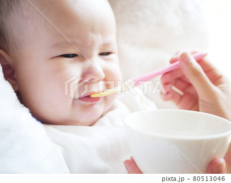 離乳食を嫌がるハーフの赤ちゃん 80513046