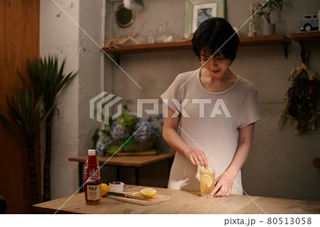 暑い日に涼みながらハイボールを作る女性14 暑い日に涼みながらハイボールを作る女性14 80513058