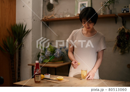 暑い日に涼みながらハイボールを作る女性12 暑い日に涼みながらハイボールを作る女性12 80513060