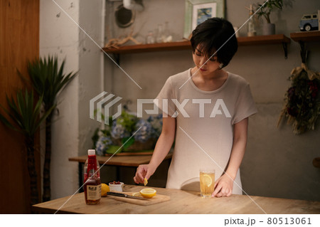 暑い日に涼みながらハイボールを作る女性11 暑い日に涼みながらハイボールを作る女性11 80513061