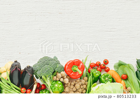 白い木目に緑黄色野菜のフレーム 80513233