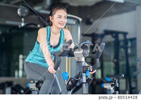フィットネス　スポーツジム　エアロバイク　トレーニング　エクササイズ 80514428