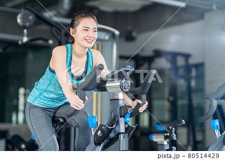 フィットネス　スポーツジム　エアロバイク　トレーニング　エクササイズ 80514429