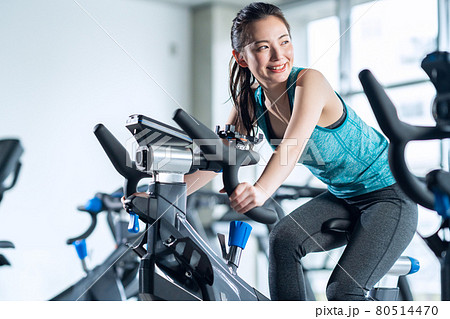 フィットネス　スポーツジム　エアロバイク　トレーニング　エクササイズ 80514470