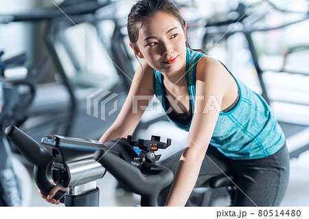 フィットネス　スポーツジム　エアロバイク　トレーニング　エクササイズ 80514480