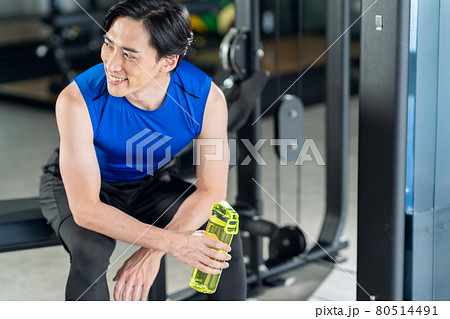 フィットネス　スポーツジム　トレーニング　エクササイズ 80514491