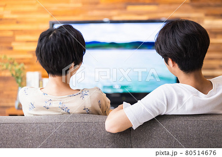 カップル　ライフスタイル　テレビ 80514676