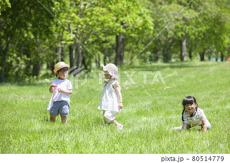 春の野原で遊ぶ子ども達 80514779