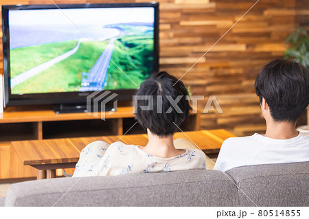 カップル　ライフスタイル　テレビ 80514855