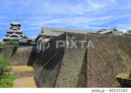 【熊本県】晴天下の熊本城　二様の石垣 80515105