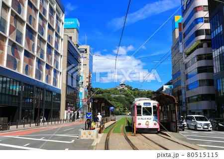 【熊本県】晴天下の熊本市電と熊本城 【熊本県】晴天下の熊本市電と熊本城 80515115