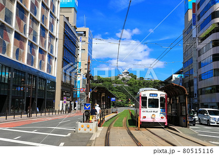 【熊本県】晴天下の熊本市電と熊本城 【熊本県】晴天下の熊本市電と熊本城 80515116