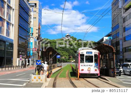 【熊本県】晴天下の熊本市電と熊本城 【熊本県】晴天下の熊本市電と熊本城 80515117
