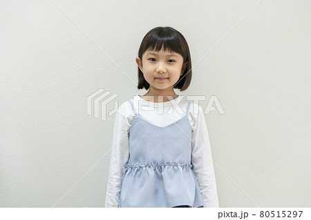 小学2年生の女の子 カメラ目線 ポートレート 小学2年生の女の子 カメラ目線 ポートレート 80515297