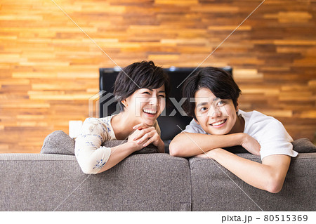 カップル　夫婦　ライフスタイル 80515369
