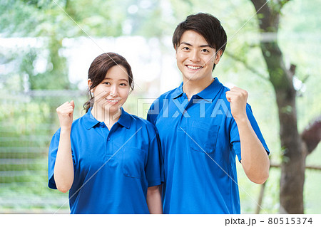 ガッツポーズをする男女の介護士 ガッツポーズをする男女の介護士 80515374