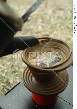 キャンプ場の楽しみ方 早朝のコーヒー ゆっくり入れる一杯のコーヒー キャンプ場の楽しみ方 早朝のコーヒー ゆっくり入れる一杯のコーヒー 80515482
