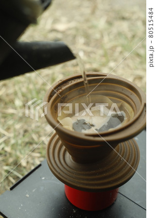 キャンプ場の楽しみ方　早朝のコーヒー　ゆっくり入れる一杯のコーヒー 80515484